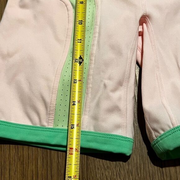 Fabletics High-Waisted Motion365® Color Block Shorts and crop top set - Picture 10 of 13